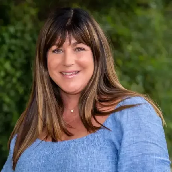 Photo of Amanda Fisher, Head of Operations at JBD, sharing her positive experience with Hartz AI's prompt engineering course.