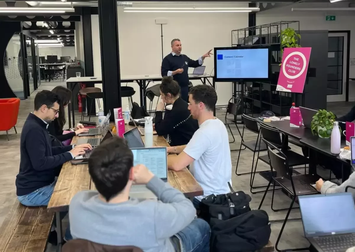 Live Hartz AI training workshop for UK SMEs, led by trainer Craig Hartzel, teaching practical prompting and AI workflow skills.